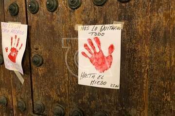 Carteles contra la violencia de género en las puertas de la Basílica y Ayuntamiento de Telde (Foto TA)